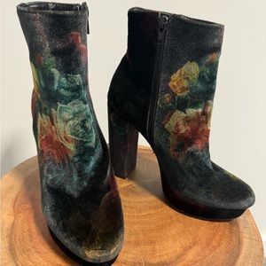 Flower velvet boots